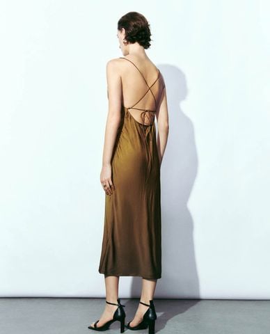  URBAN REVIVO - Đầm hai dây midi phom ôm trẻ trung 