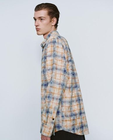  URBAN REVIVO - Áo sơ mi nam cổ bẻ tay dài họa tiết caro 