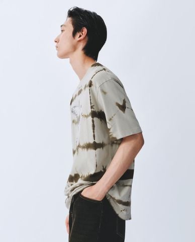  URBAN REVIVO - Áo thun nam cổ tròn tay ngắn in hình 