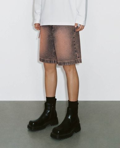  URBAN REVIVO - Quần short jeans nam ngang gối hiện đại 