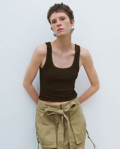  URBAN REVIVO - Áo ba lỗ nữ cổ chữ U năng động 