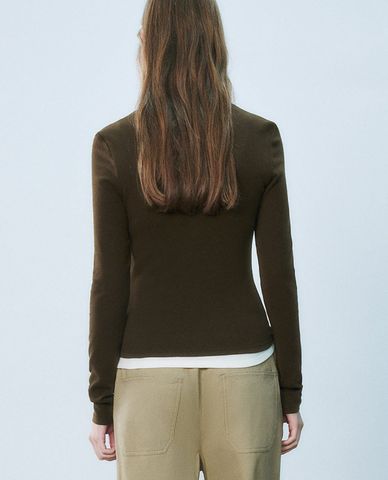  URBAN REVIVO - Áo thun nữ cổ V tay dài phom ôm 