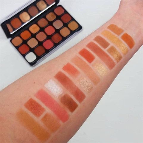 Phấn mắt REVOLUTION 18 ô decadent