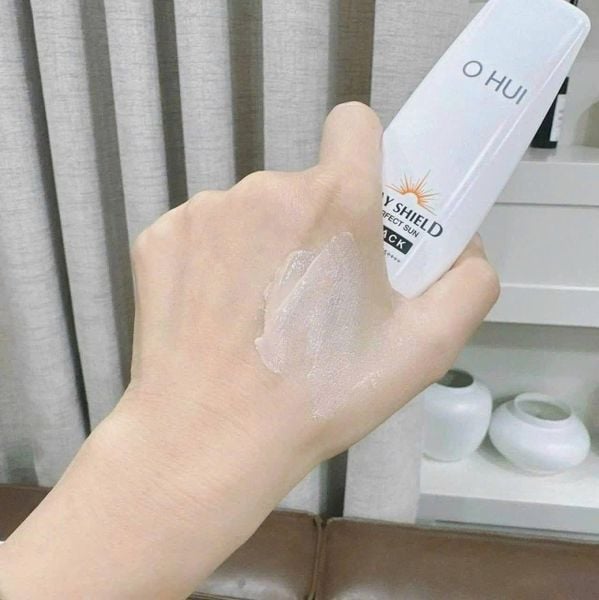 Kem chống nắng kiểm soát dầu OHUI Day Shield Perfect Sun Black/Red