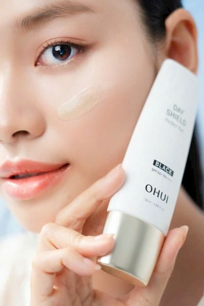Kem chống nắng kiểm soát dầu OHUI Day Shield Perfect Sun Black/Red