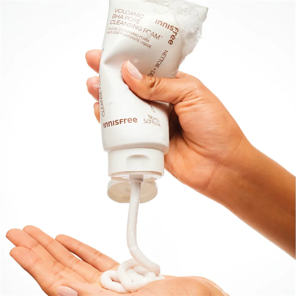Sữa rửa mặt Innisfree tro núi lửa Jeju Volcanic Pore Cleansing Foam 30g