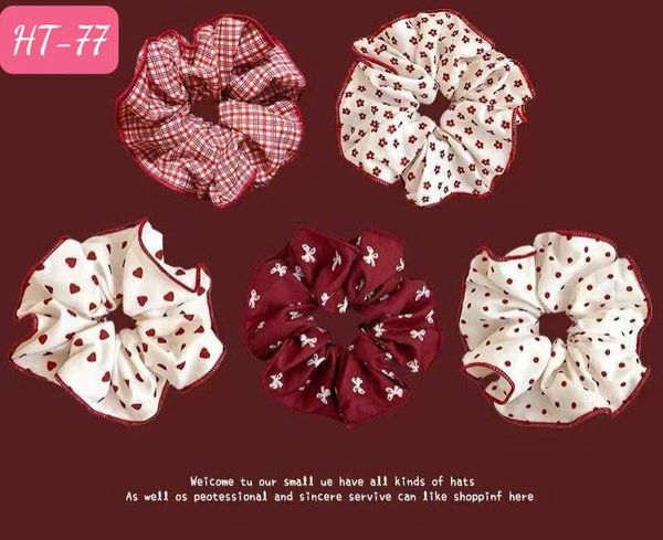 Buộc tóc chấm đỏ