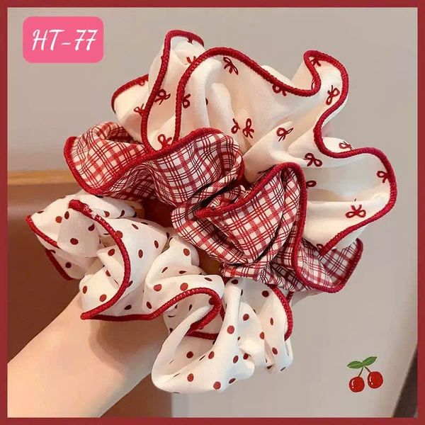 Buộc tóc chấm đỏ