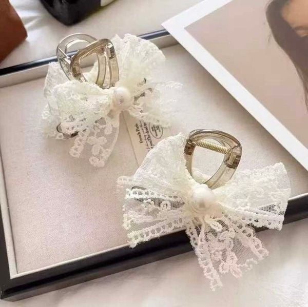 Kẹp tóc cào ren đính ngọc trai