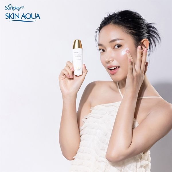 (1 Tặng 1) Sữa chống nắng dưỡng da trắng mịn Sunplay Skin Aqua Clear White SPF50+ 55g và tẩy trang