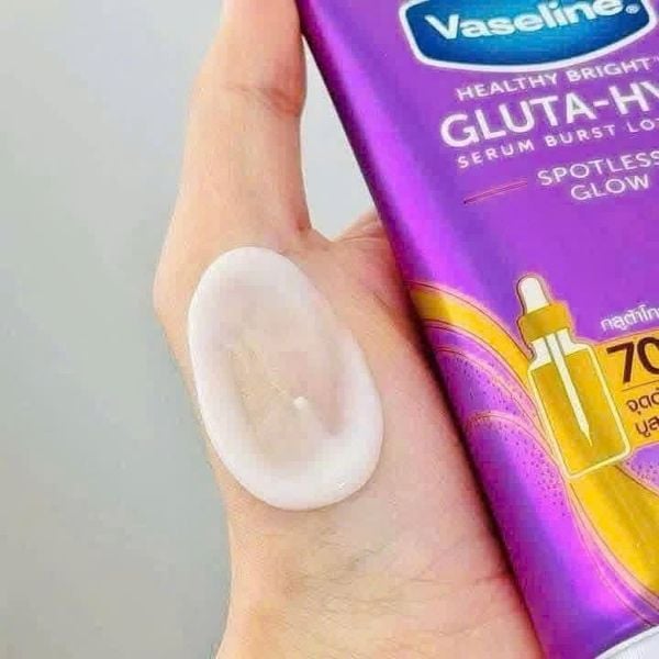 Dưỡng thể trắng da Vaseline Gluta-Hya Serum Burst Lotion 70X 290ml #Spotless Glow