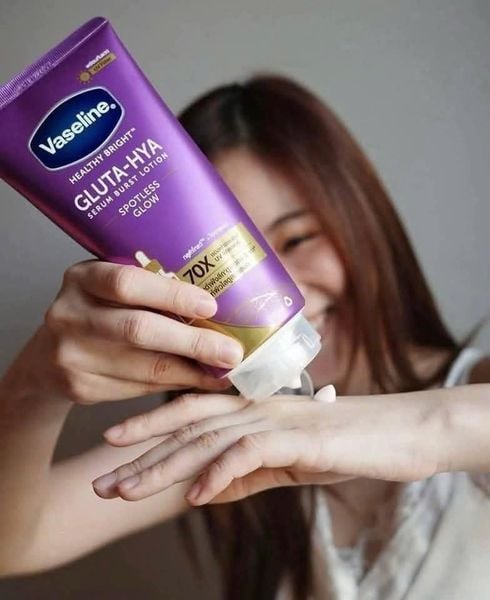 Dưỡng thể trắng da Vaseline Gluta-Hya Serum Burst Lotion 70X 290ml #Spotless Glow