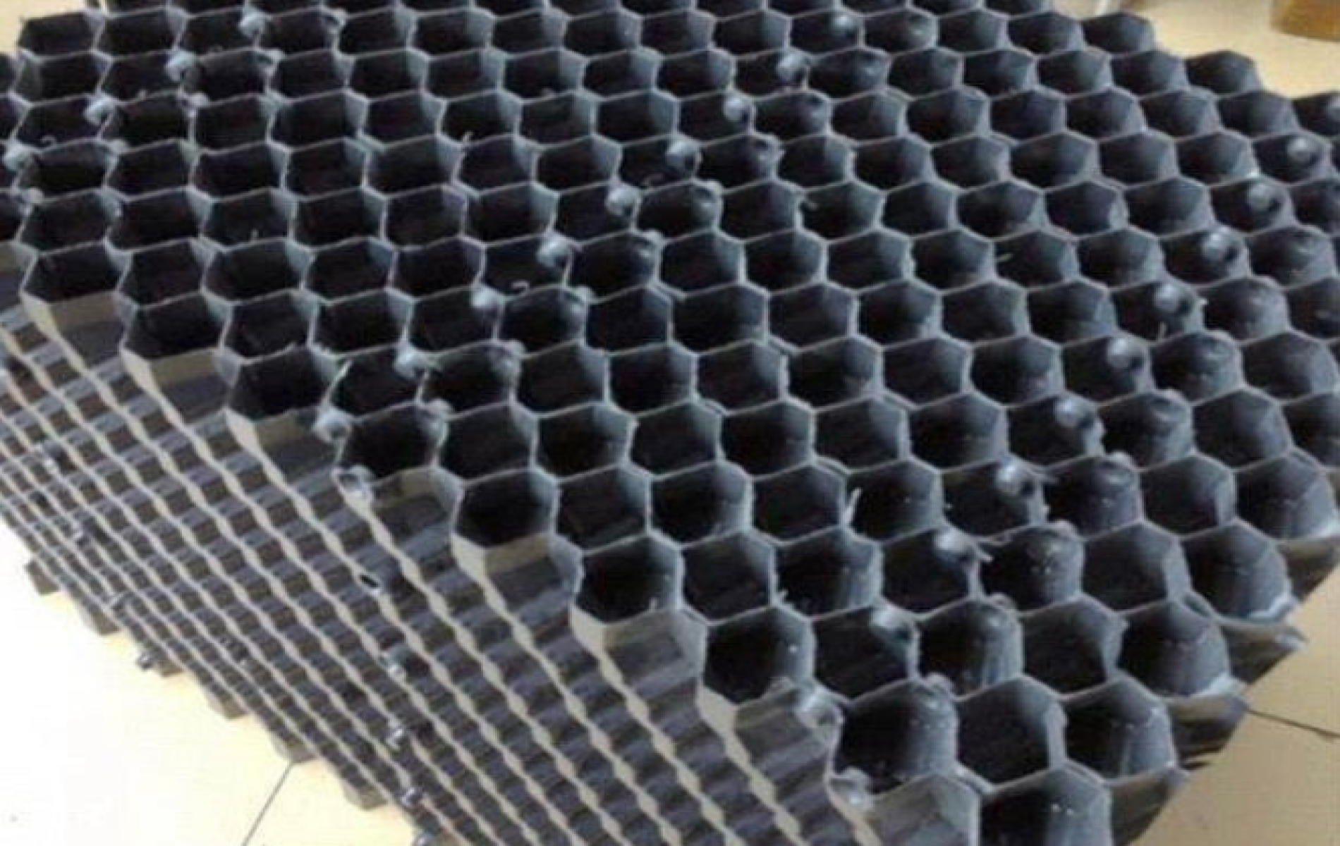 Giá Thể Vi Sinh Tổ Ong – Giải Pháp Kinh Tế Cho Bể Lọc Sinh Học