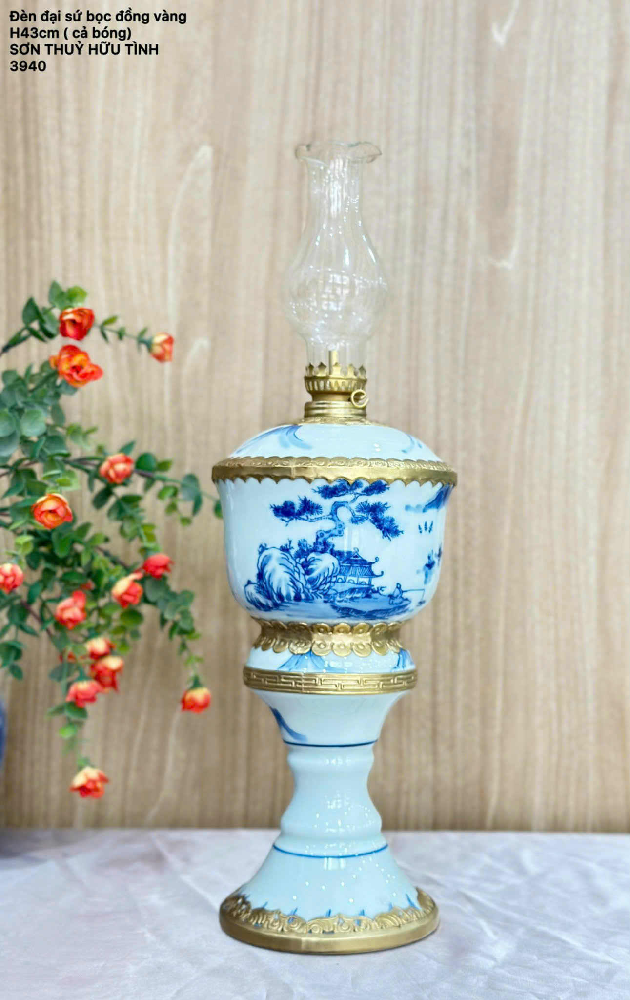 Đèn dầu gốm sứ Bát Tràng cao cấp cao 43cm – họa tiết men lam viền đồng mạ vàng