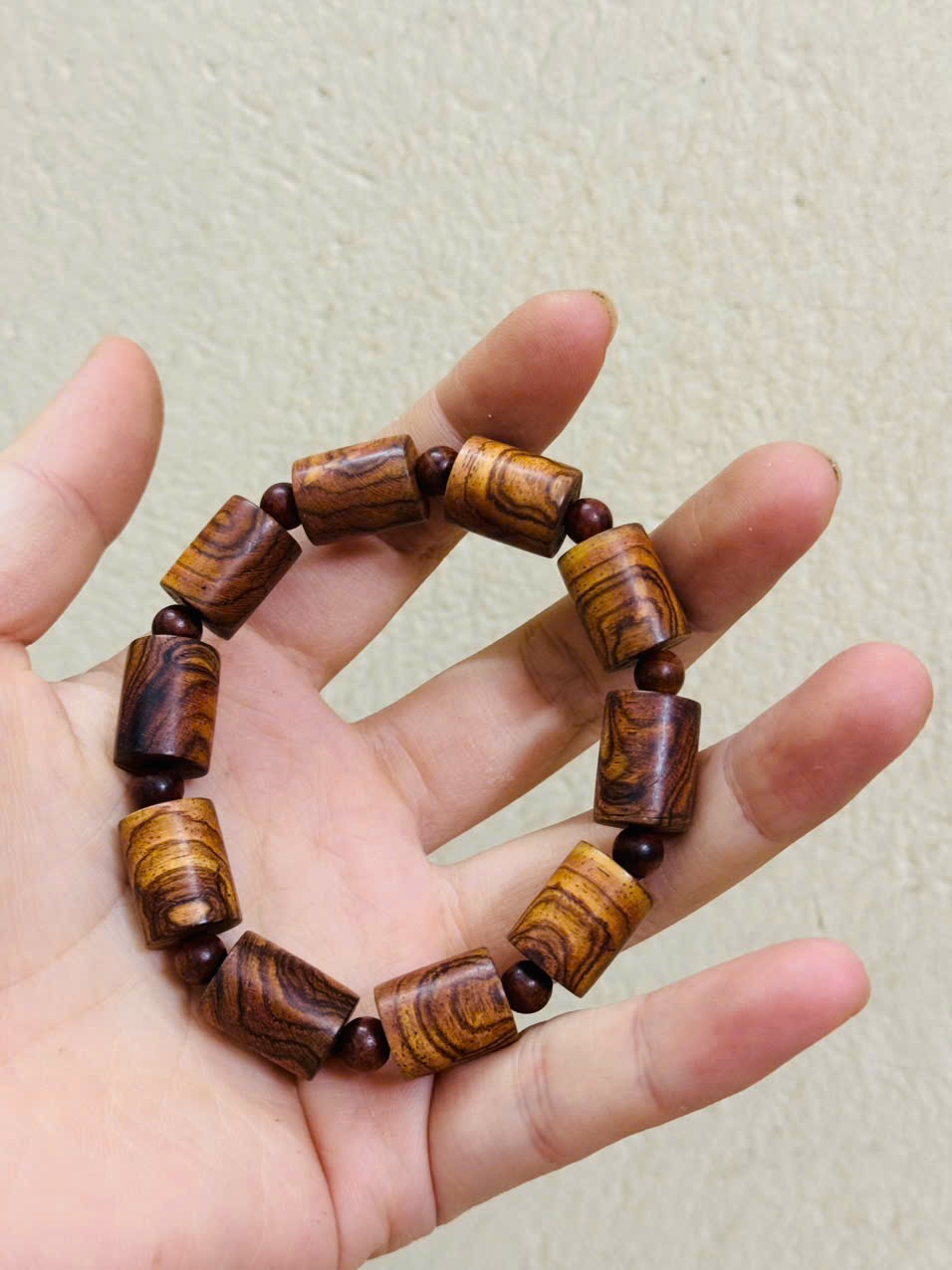 Vòng tay sưa đỏ đốt trúc 12 ly, vân đẹp sắc nét