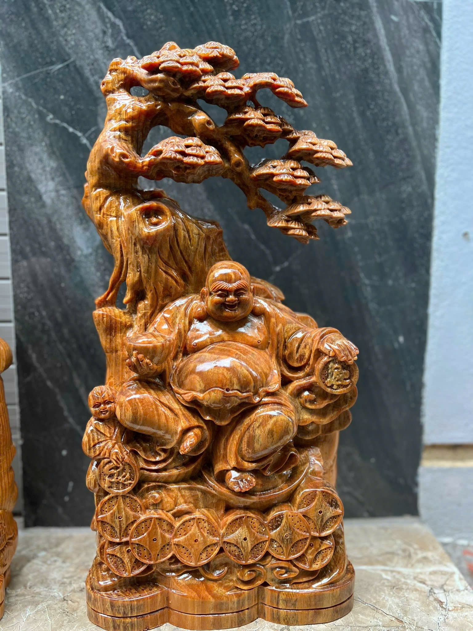 Di Lặc cây tùng gỗ huyết long – tượng đẹp, gỗ quý, phong thủy vượng tài