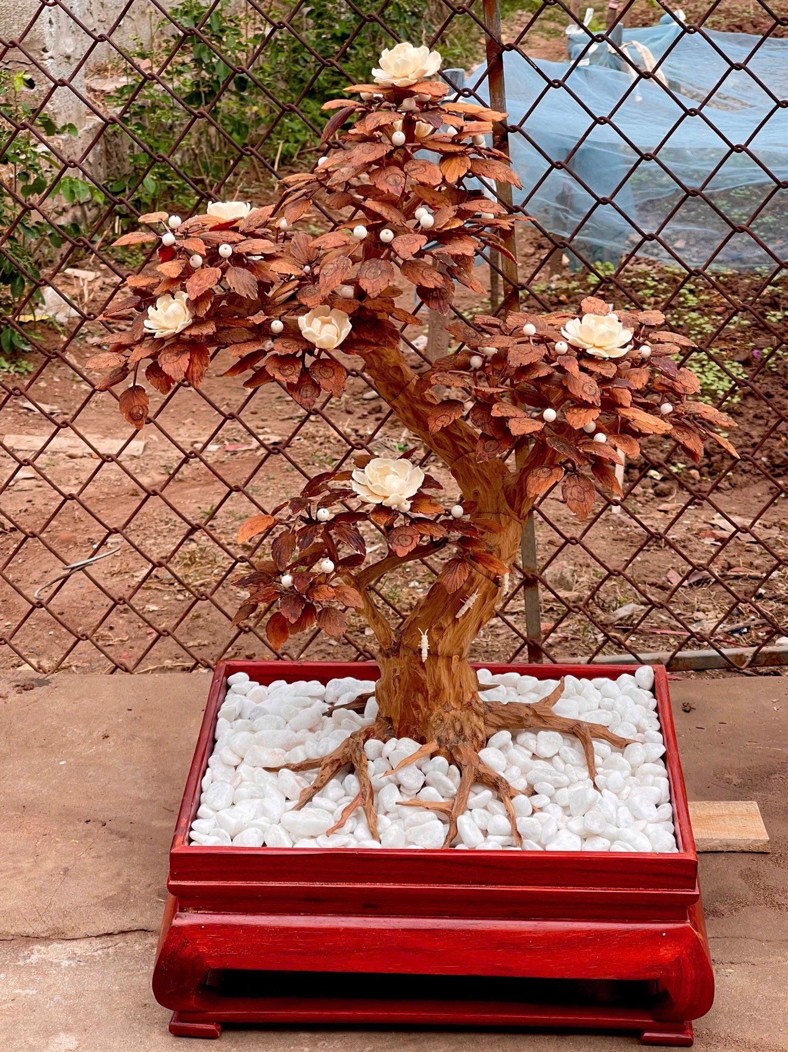 Cây Hoàng Đàn Dầu Mật Nghệ Thuật – Tác Phẩm Gỗ Thủ Công Phong Thủy Cao Cấp