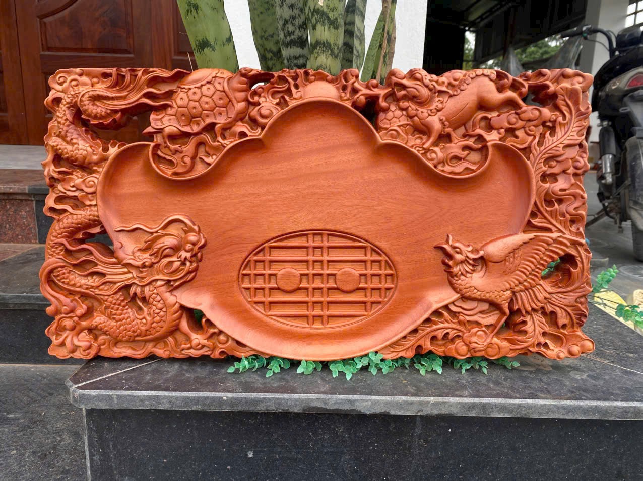 Khay Trà Tứ Linh – Gỗ Xà Cừ PU Hương, Chạm Nổi Tinh Xảo, Trưng Bày & Dùng Trà