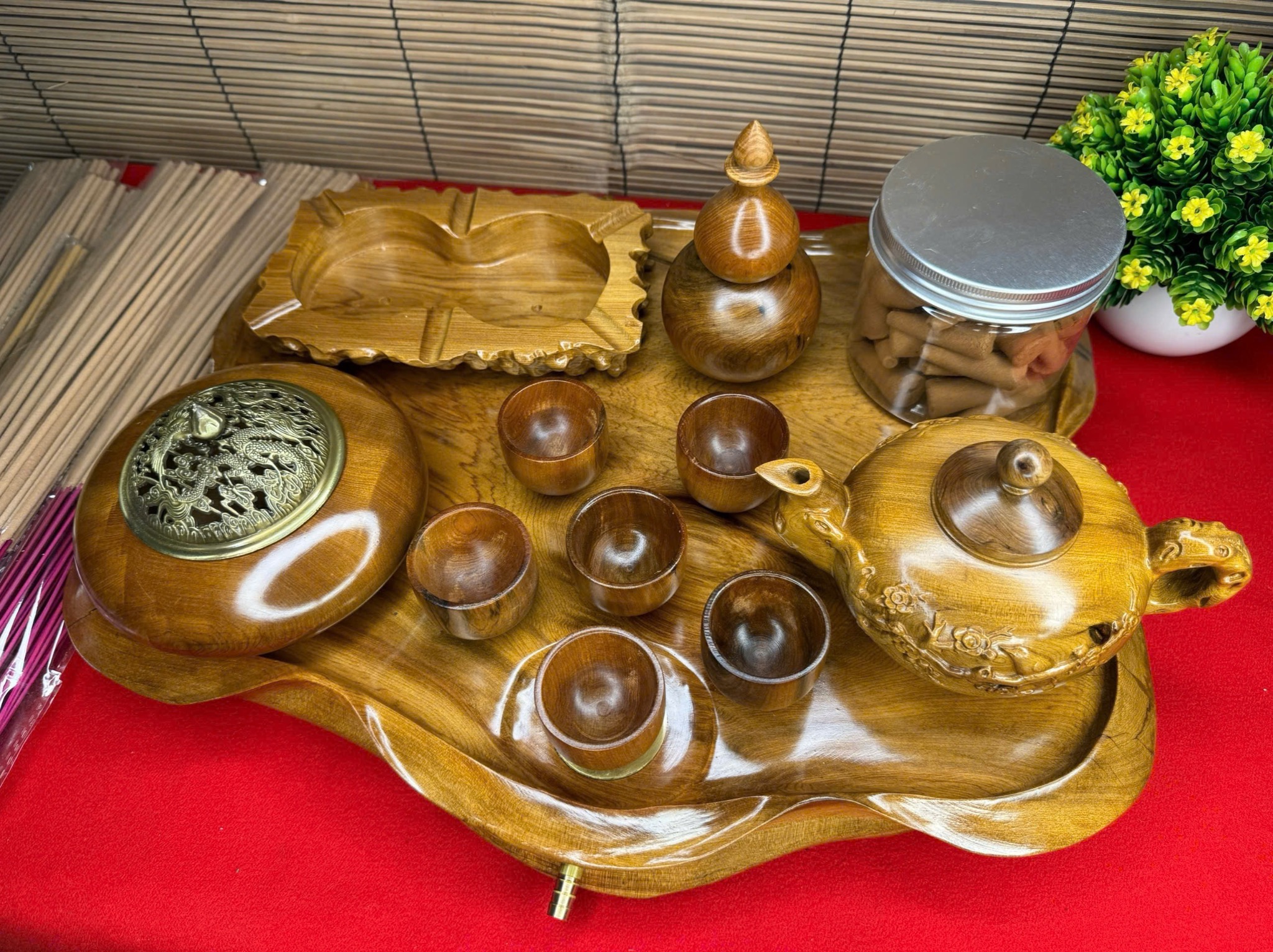 Bộ Trà Phong Thủy Thơm Ngát – Gỗ Bách Xanh Tự Nhiên, Dùng & Trưng Bày Đẳng Cấp