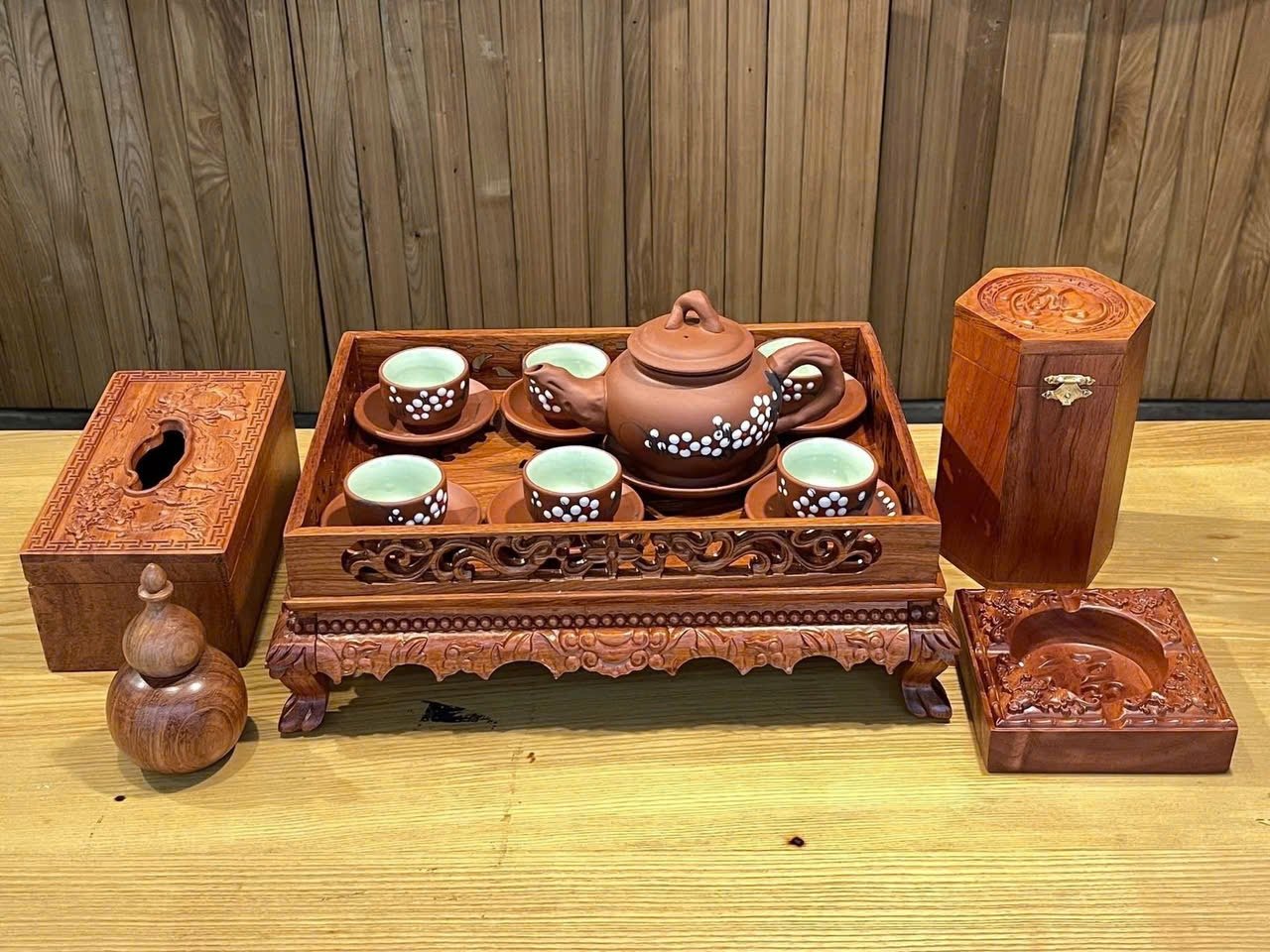 Bộ Ấm Chén Tử Sa & Khay Trà Gỗ Hương – Nghệ Thuật Trà Đạo Đẳng Cấp
