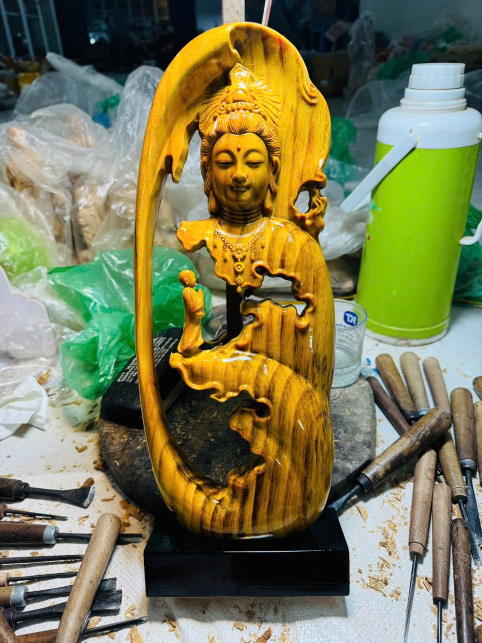 Tượng Nhất Tâm Bái Phật Gỗ Huyết Long – Thành Tâm & Bình An