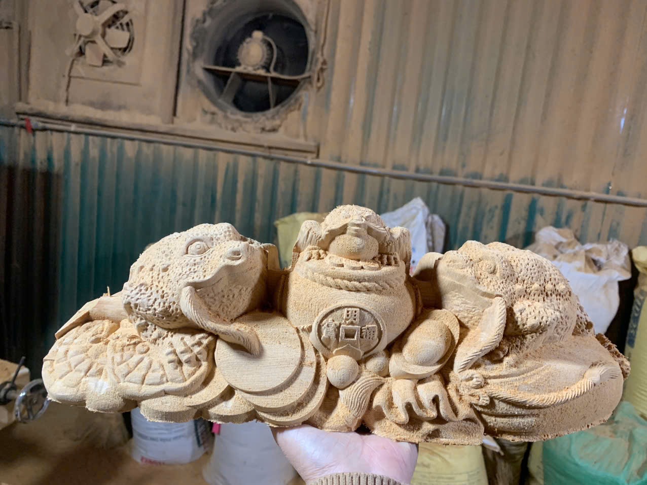 Tượng Tam Cóc Trấn Chum Gỗ Ngọc Am – Linh Vật Chiêu Tài & Hộ Mệnh