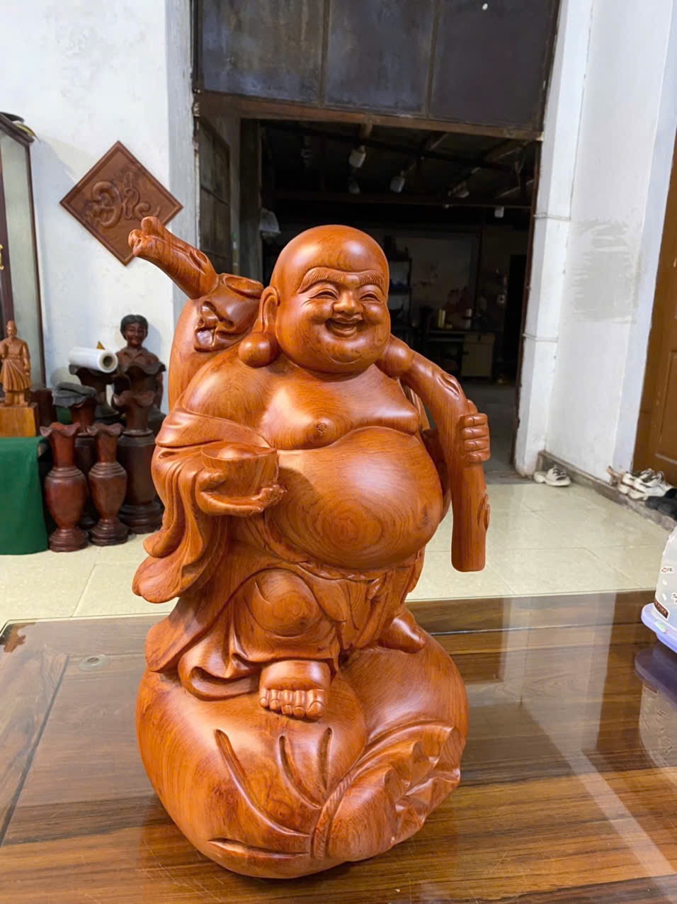 Tượng Di Lặc Vác Bị Tiền Vàng Gỗ Hương Đá – Biểu Tượng Tài Lộc & Bình An