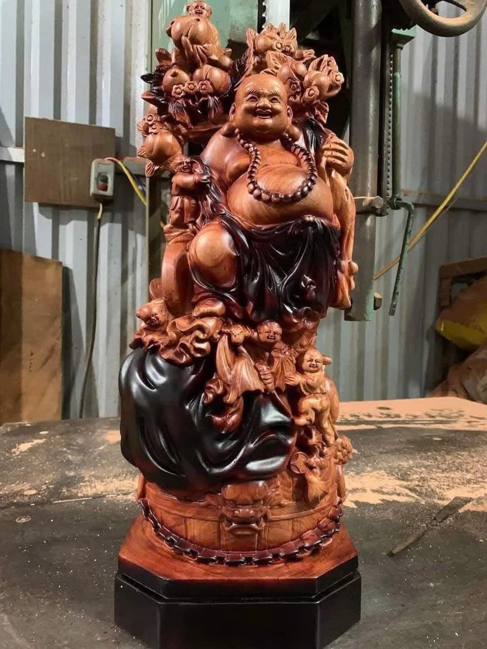 Tượng Di Lặc Vác Đào Gỗ – Tuyệt Tác Nghệ Thuật Phong Thủy