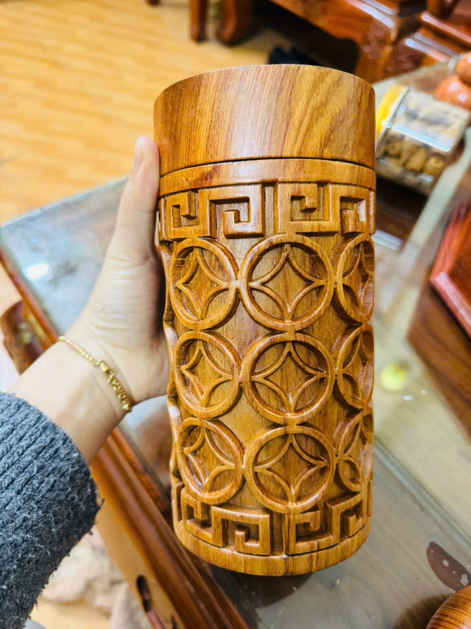 Hộp đựng trà gỗ hương đá đục dây tiền – Sang trọng, trưng bày & bảo quản trà tốt