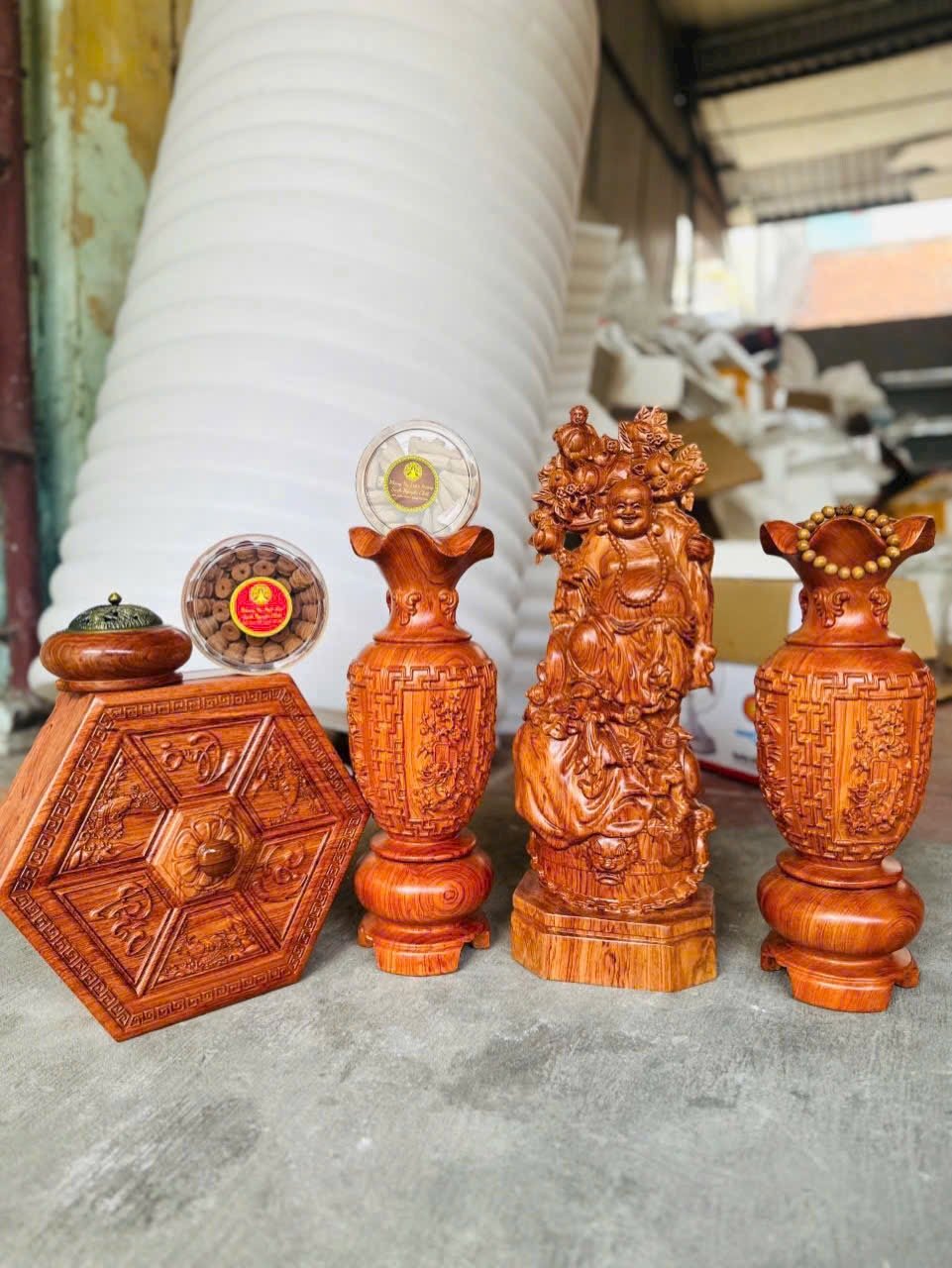 Combo decor bàn thờ 8 món – Gỗ hương cao cấp, đầy đủ vật phẩm phong thủy