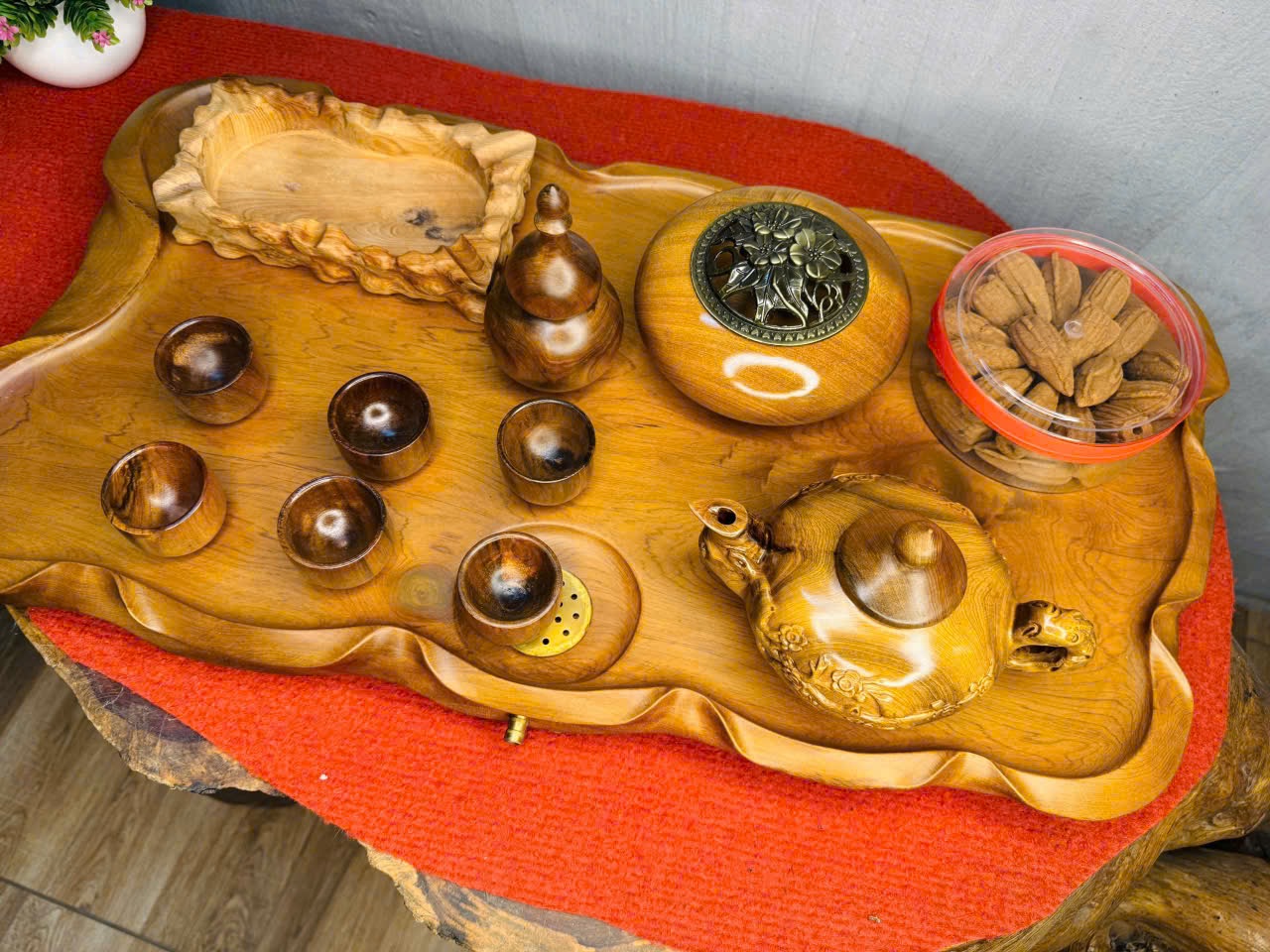 Bộ khay trà gỗ bách xanh thơm – Kèm ấm chén, lư xông, nụ trầm, gạt tàn thủ công