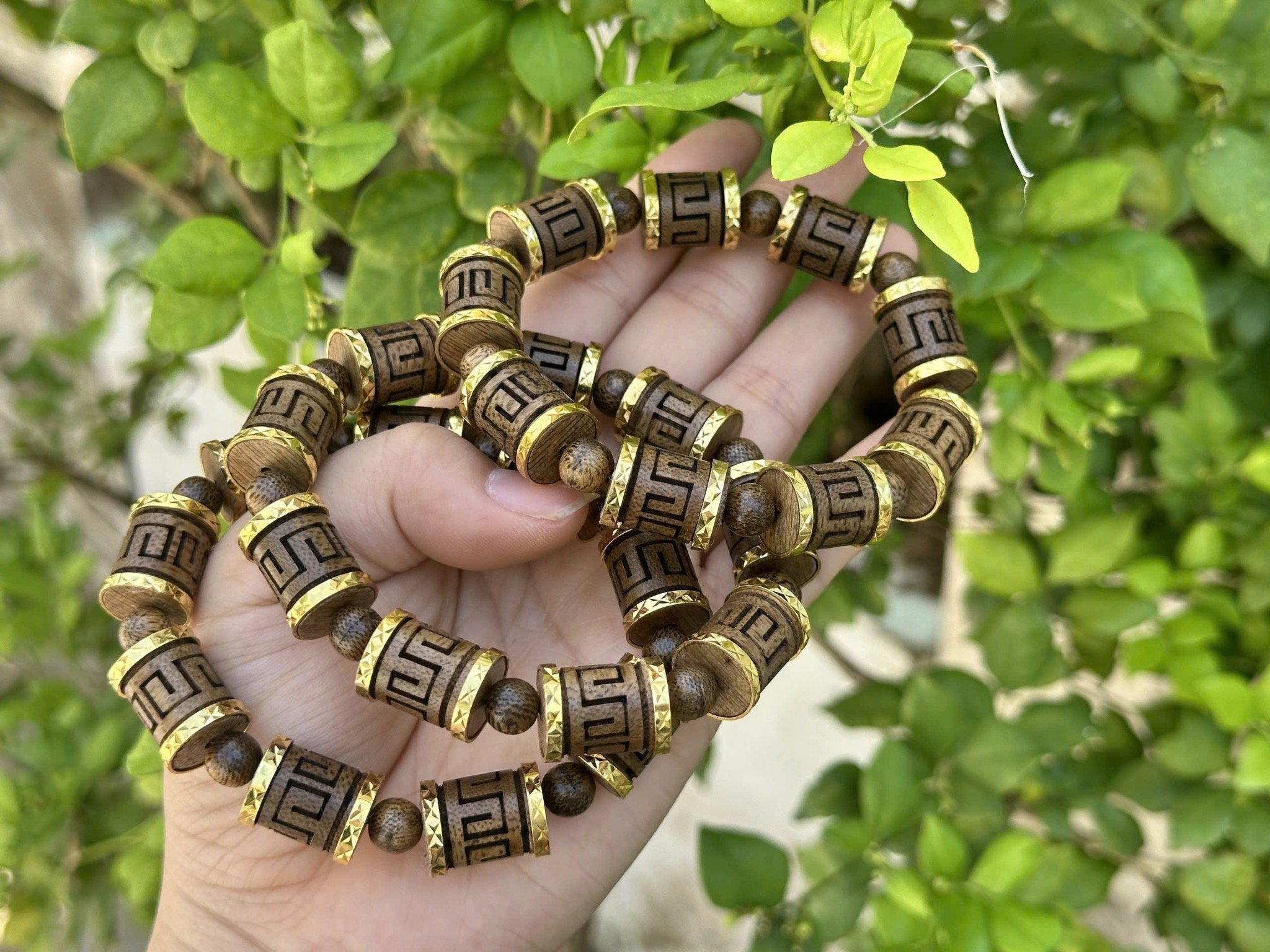 Vòng Tay Trầm Tốc Vườn Khắc Chữ Vạn Bọc Vàng - Phong Thủy May Mắn