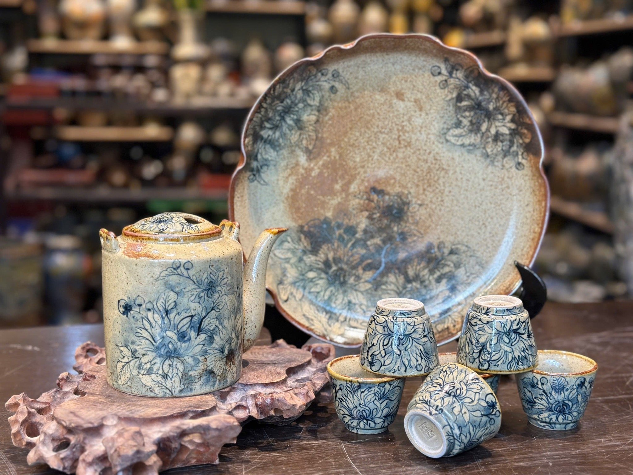 Bộ Ấm Chén Tích Cúc Cổ Khay Lượn Bát Tràng – Vuốt Tay Nghệ Nhân Cao Cấp