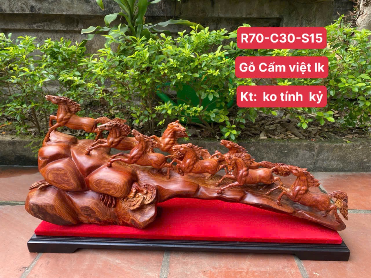 Tượng Bát Mã truy phong gỗ cẩm Việt liền khối dài 70cm