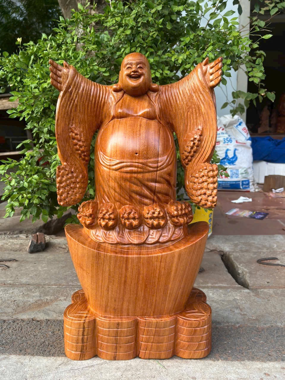 Tượng Di Lặc Nghênh Hỷ Gỗ Hương Cao 60cm – Tượng Gỗ Phong Thủy May Mắn