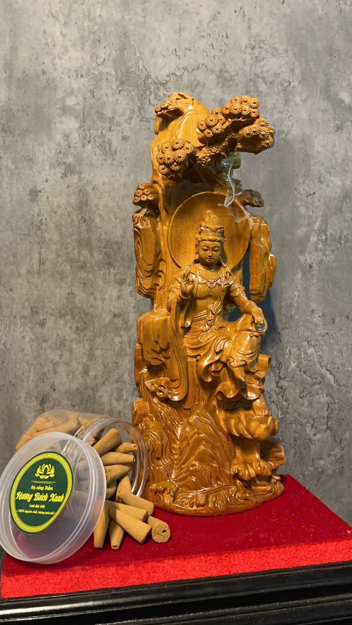 Tượng Phật Tự Tại ngự gốc tùng có xông trầm – gỗ thủ công cao cấp