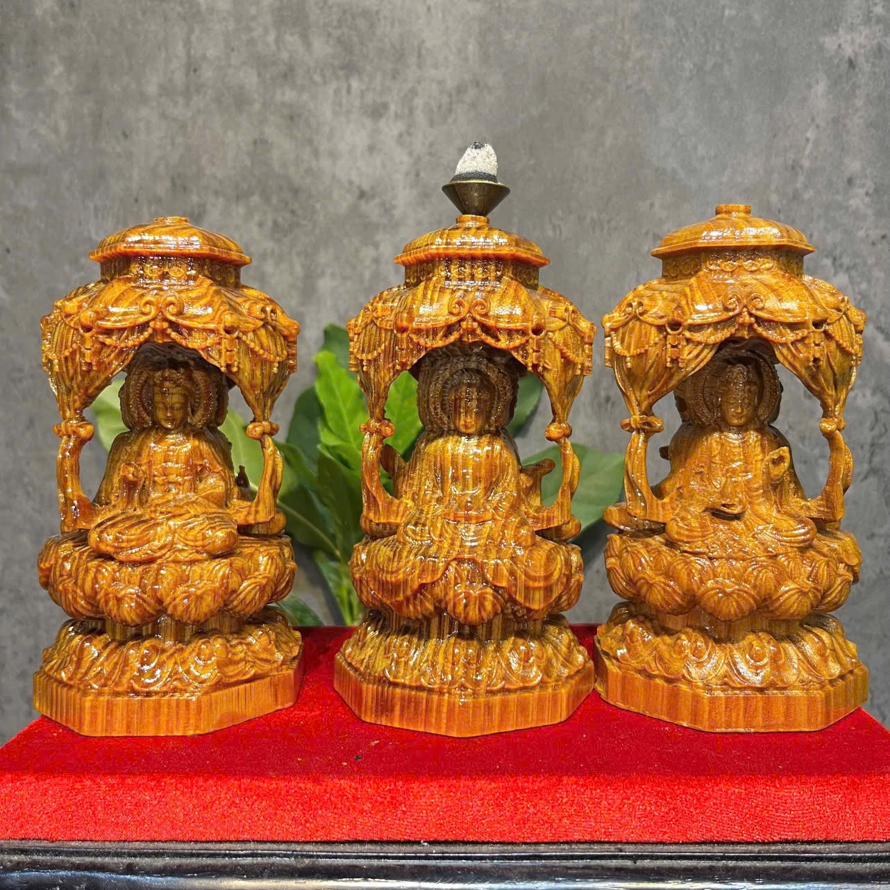 Tượng Tam Thế Phật gỗ huyết long 15cm – kèm khe xông trầm