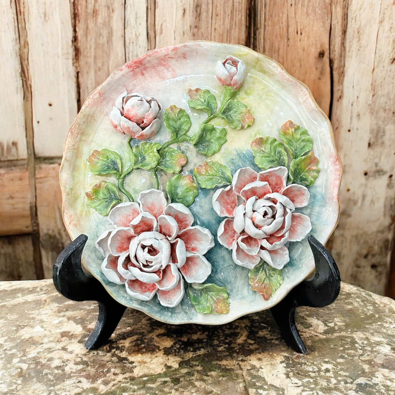 Đĩa sứ vuốt tay phi 30 – Họa tiết hoa nổi, tặng kèm giá kê