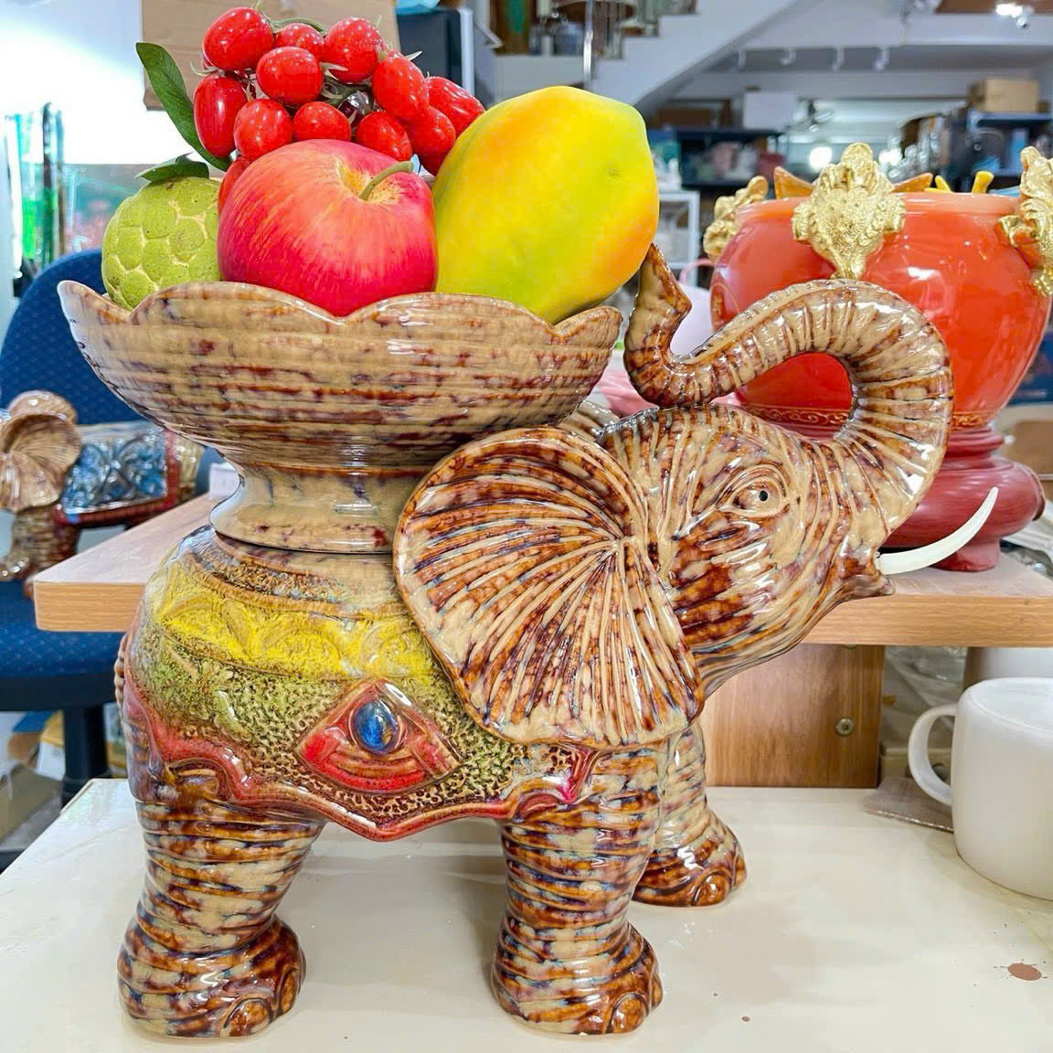 Tượng Voi Dâng Quả Gốm Sứ – Biểu Tượng Phong Thủy Tài Lộc