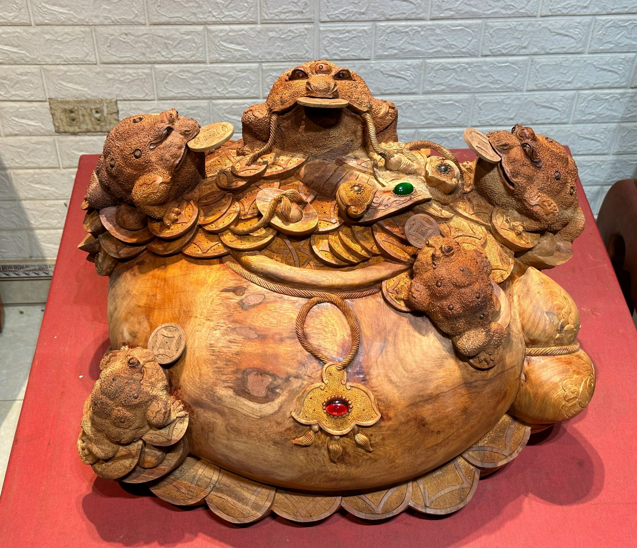Chum Ngũ Cóc Tài Lộc Gỗ Hương Ta – Chạm Khắc Tinh Xảo, Kích Thước Lớn