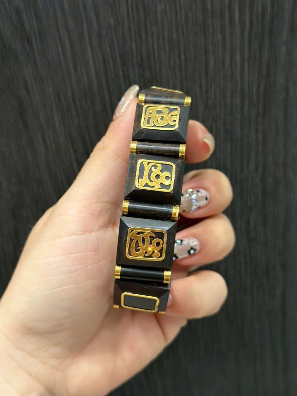 Vòng Trầm Hương Indo Chìm Bọc Vàng 5K – Đẳng Cấp Quý Ông Thành Đạt