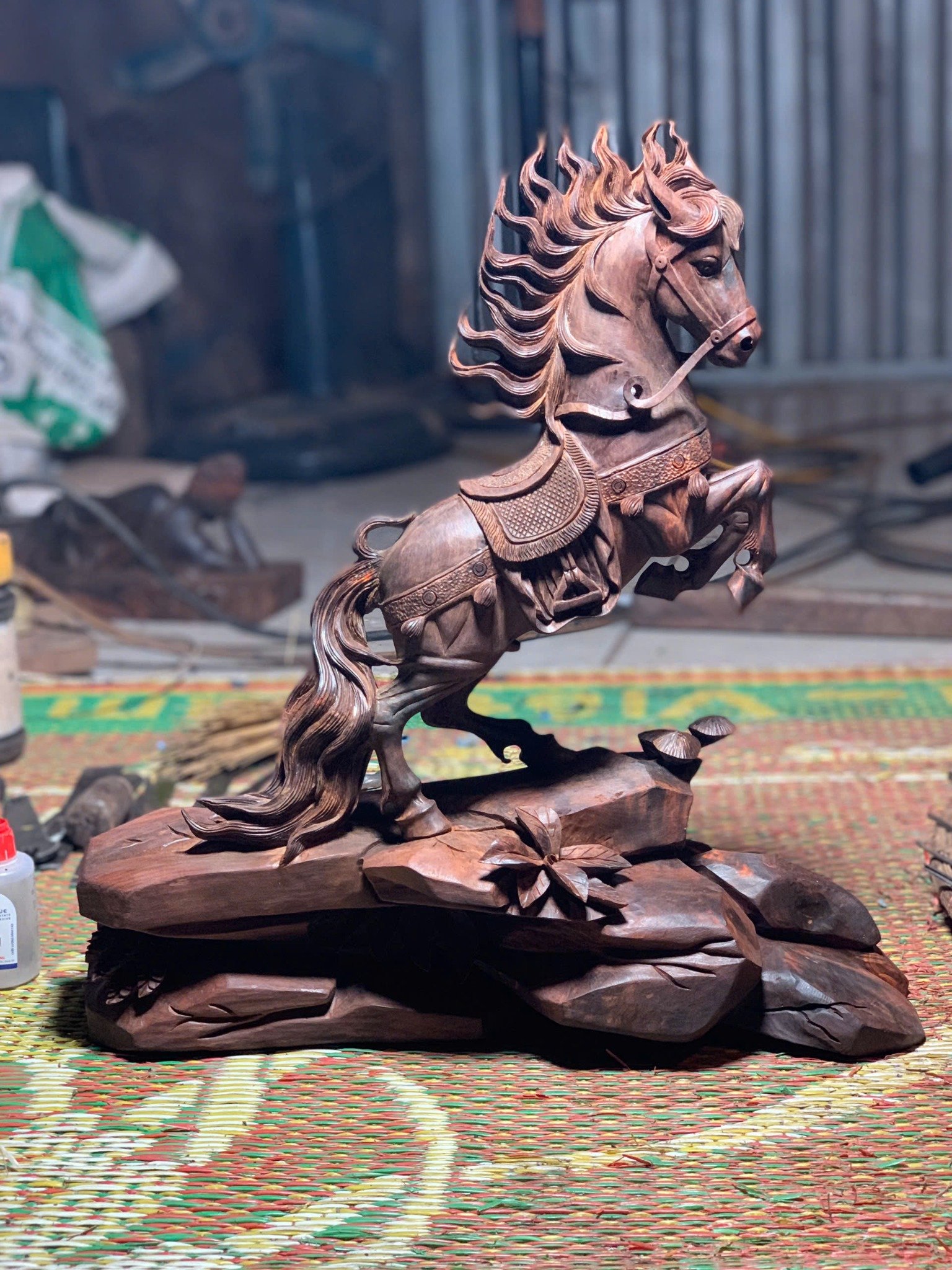 Tượng Chiến Mã Phi Thiên Gỗ Trắc Cũ - Liền Khối, Cao 36cm