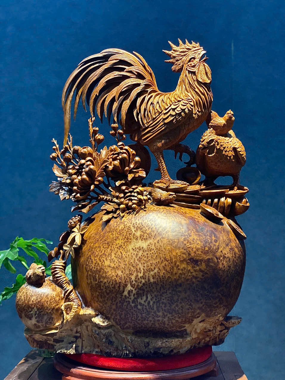 Tượng Gà Phong Thủy Toàn Gia Phúc - Gỗ Nu Ngọc Am, Chạm Khắc Tinh Xảo