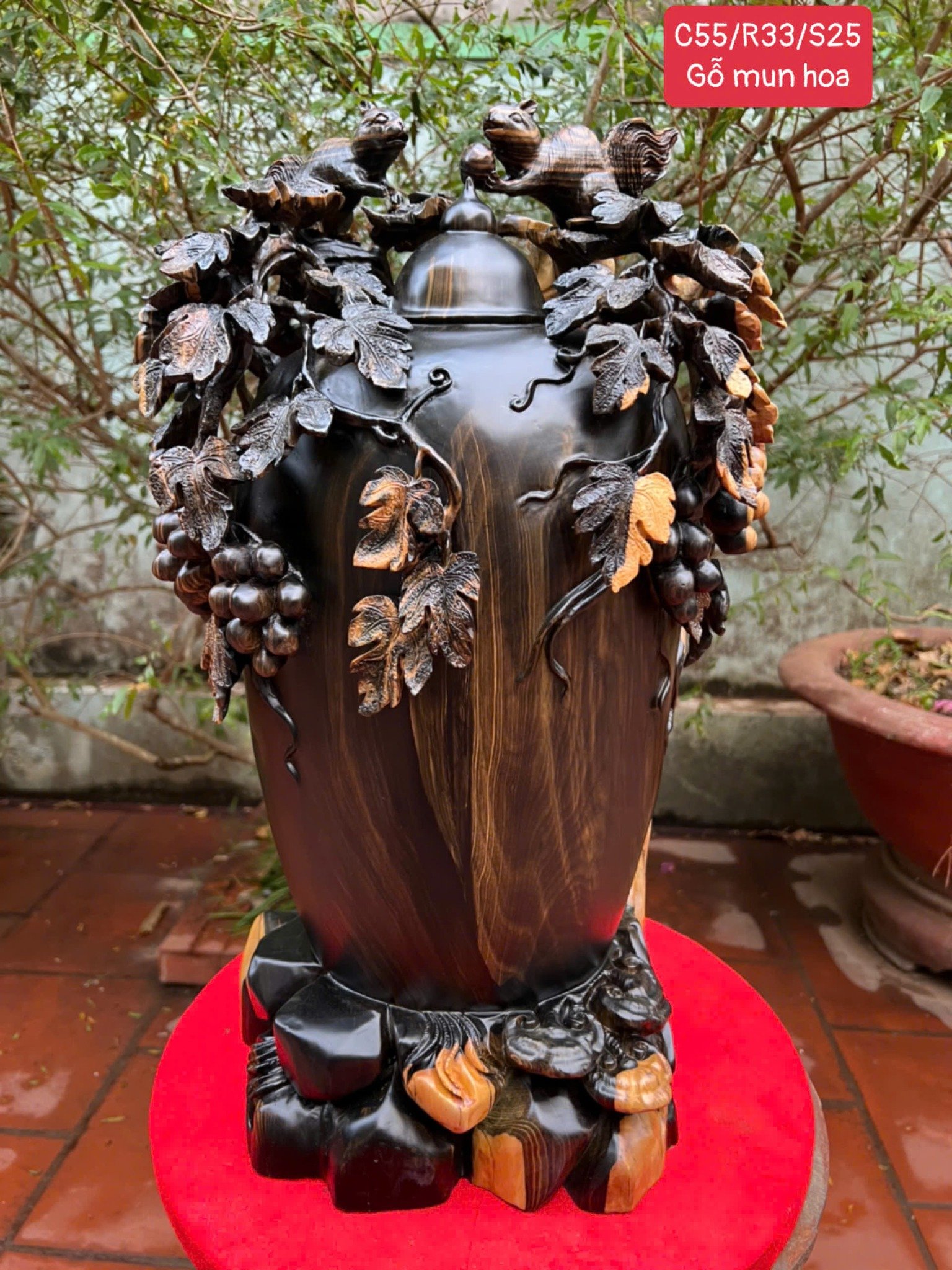 Bình Phú Quý Nho Sóc Gỗ Mun Hoa – Chạm Khắc Tinh Xảo