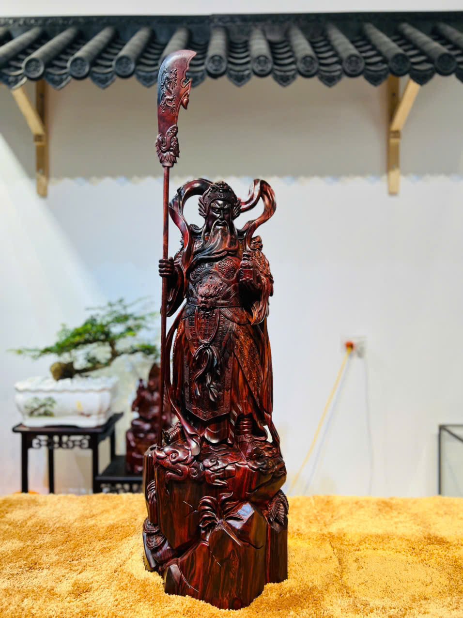 Tượng Quan Công Chấn Ải Gỗ Trắc Đỏ – Biểu tượng trung nghĩa, quyền uy