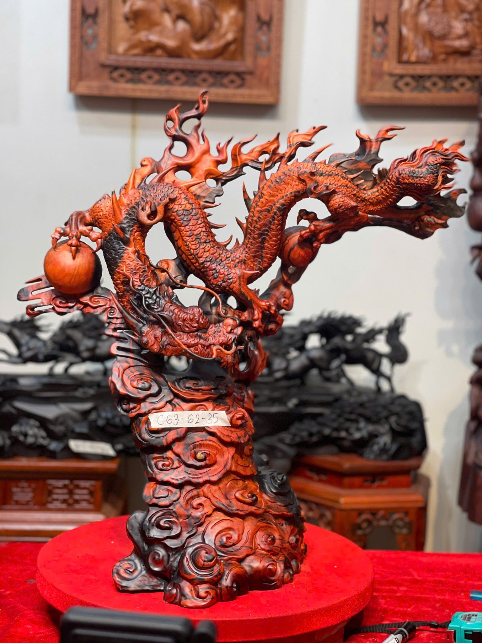 Nhất Long Cuốn Thủy Gỗ Trắc – Biểu tượng phong thủy mang lại tài lộc và thịnh vượng