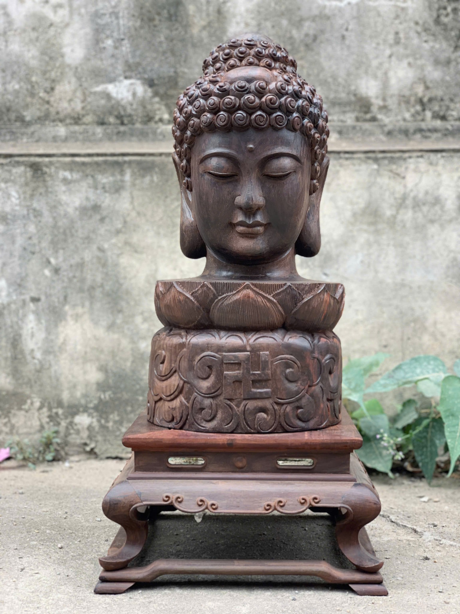 Tượng Diện Phật A Di Đà Gỗ Trắc – Biểu tượng Phật A Di Đà chạm khắc tỉ mỉ