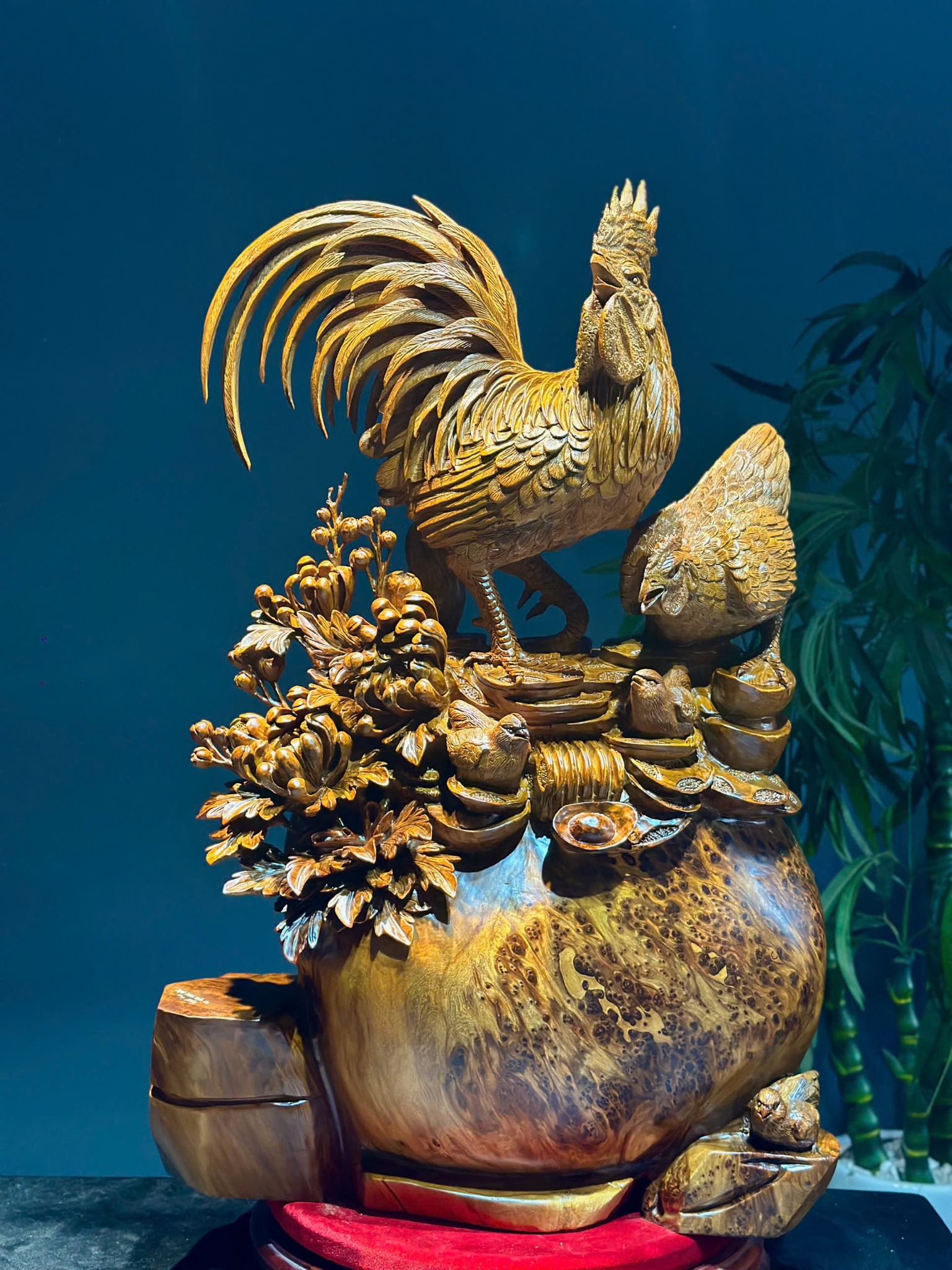 Tượng Gà Phong Thủy Toàn Gia Phúc – Gỗ Nu Ngọc Am Cao Cấp