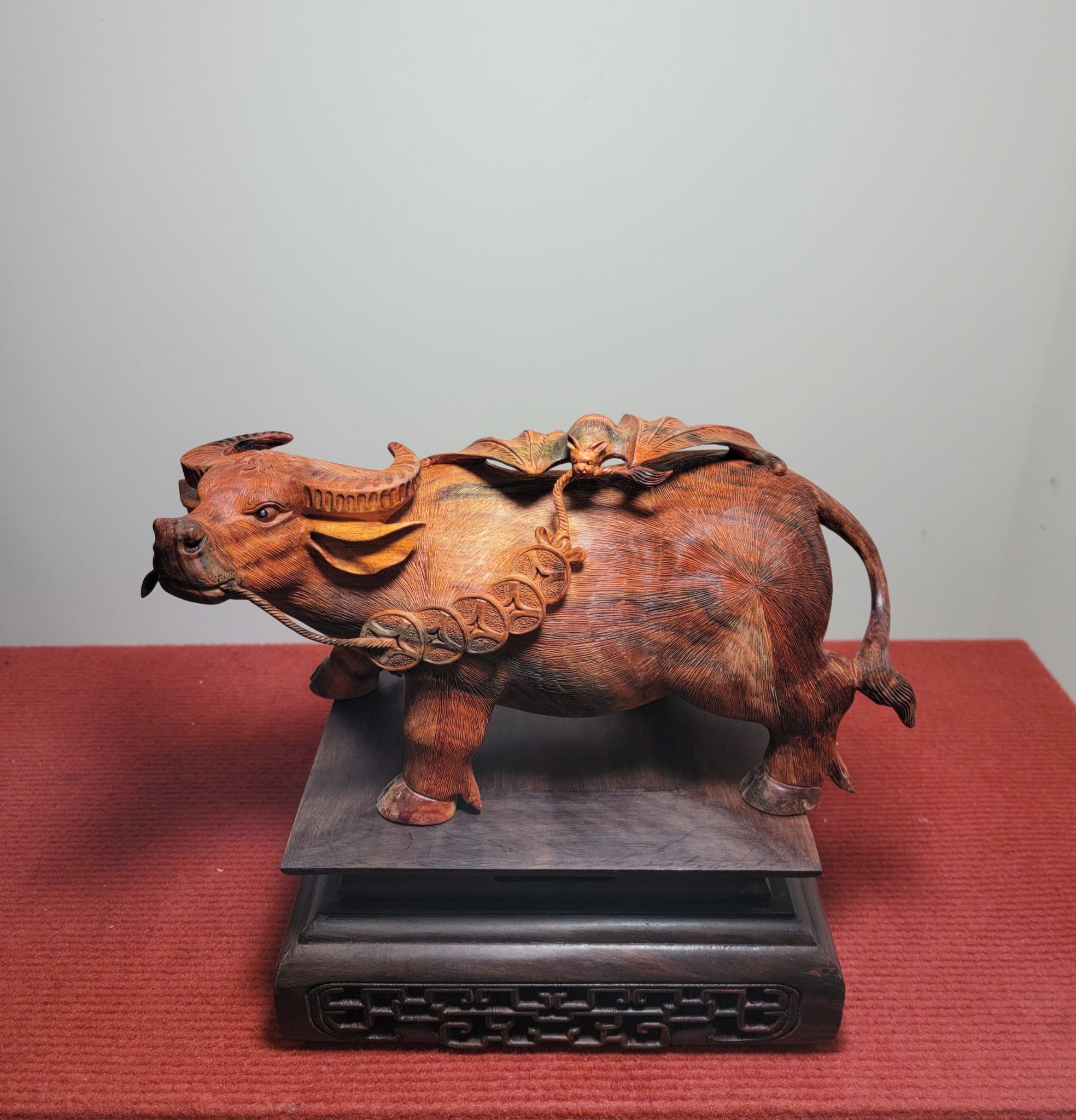 Tượng Trâu Gỗ Phong Thủy – Biểu tượng tài lộc, sức mạnh, bền bỉ