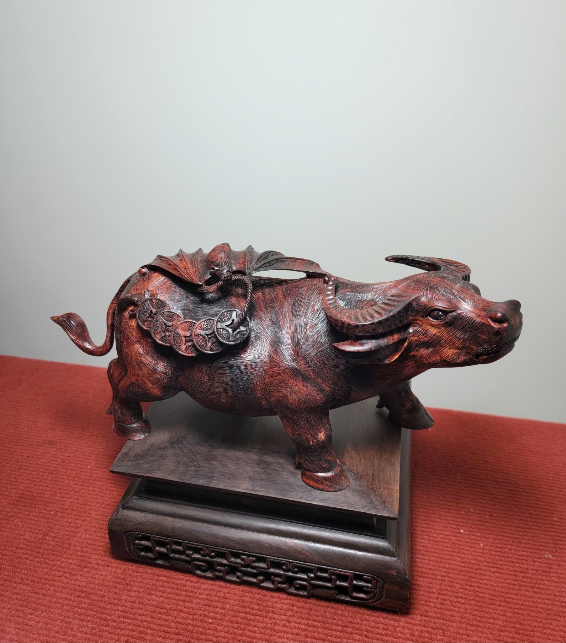 Tượng Trâu Gỗ Phong Thủy – Biểu tượng tài lộc, sức mạnh, bền bỉ